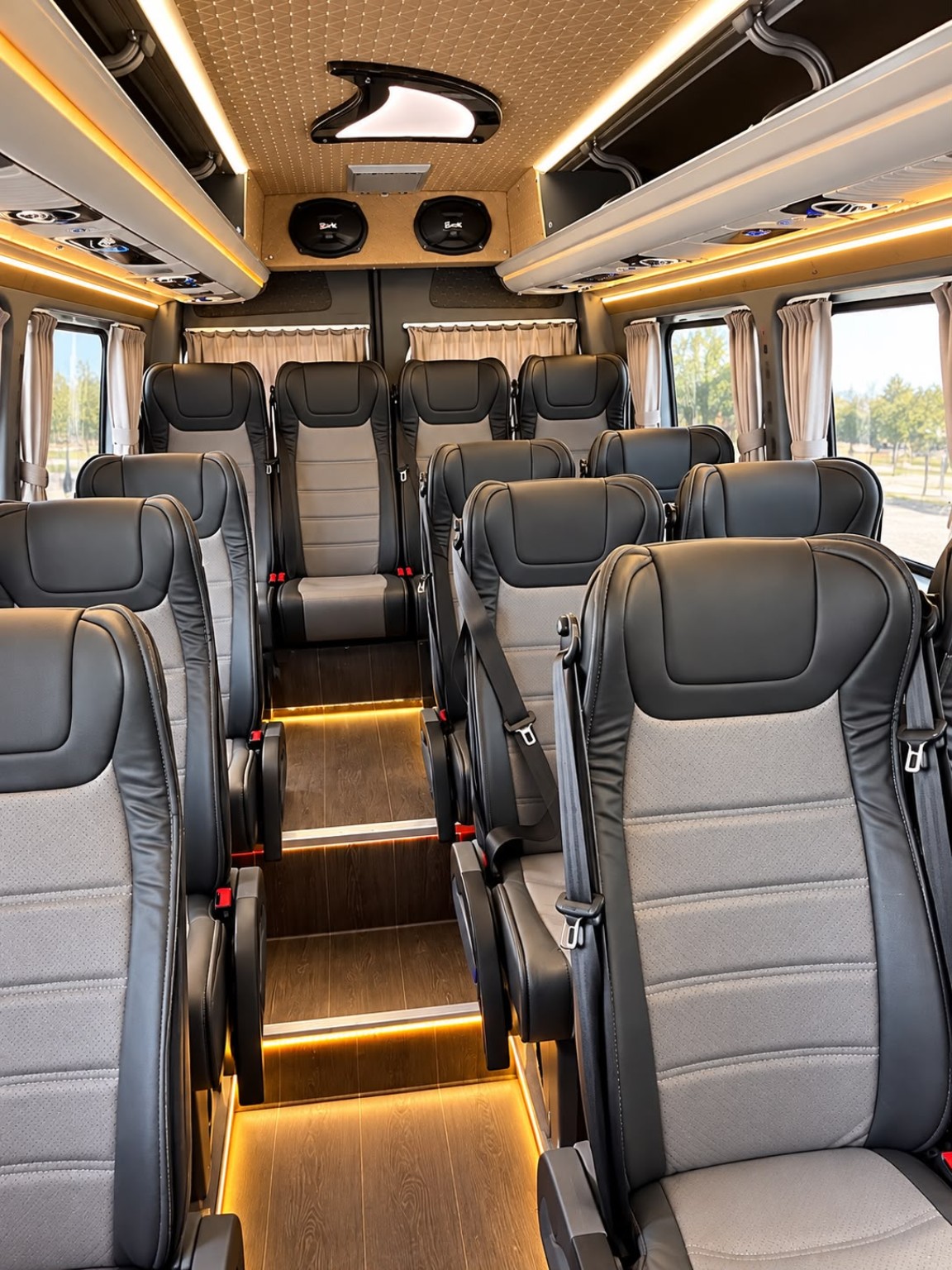 Салон Mercedes-Benz Sprinter: пассажирские кресла и багажные полки